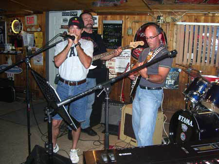 Spook on
                                                        harmonice, Pete
                                                        Bremey on bass
                                                        with Paul
                                                        Vincent