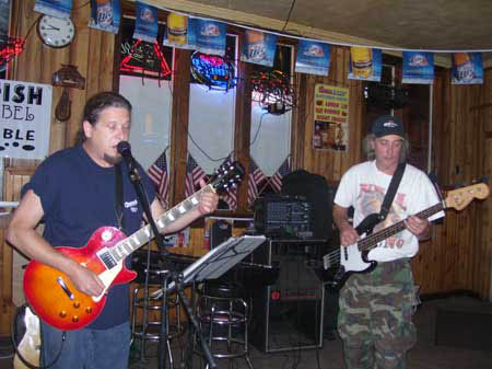 Billy from
                                                        Bucks Rowe on
                                                        guitar with
                                                        Johnny Keys on
                                                        bass