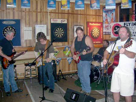 Billy from
                                                        Bucks Rowe on
                                                        guitar with
                                                        Johnny Keys on
                                                        bass